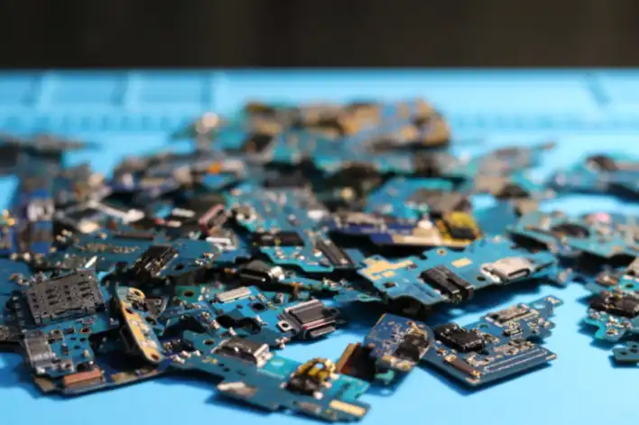 Apple, Yapay Zeka Destekli “Çıplaklaştırma” Uygulamalarını Kaldırdı