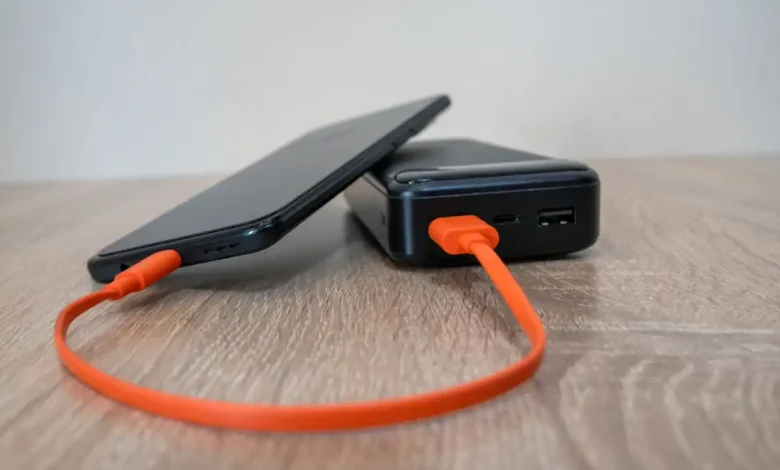 Belkin BoostCharge Pro Power Bank 10K: Hareket Algılamalı Işığıyla Telefonunuzu Şarj Eden ve Gece Yarısı Başparmağınızı Koruyan Güç Bankası