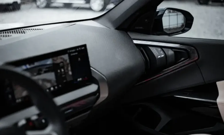 BMW'den İç Mekanda Radikal Değişim: Fiziksel Butonlar Neden Azalıyor?