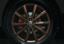 BYD Denza B8'den Tekerlek Kelepçesiyle Yola Devam Etme Gösterisi