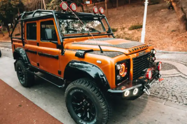Dakar Rallisi Ruhu Yollarda: Defender Dakar V8 Tanıtıldı