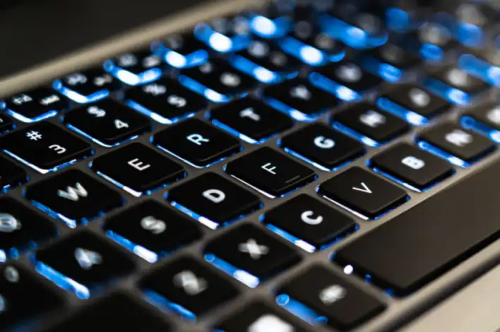 Dygma Sonsei: Dizüstü Bilgisayar Üzerine Oturan Ergonomik Seyahat Klavyesi