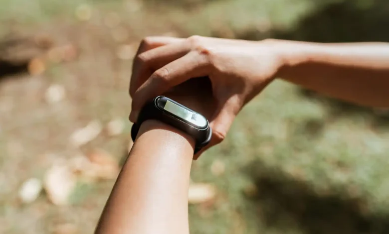Ekranız Sağlık Takipçileri: Amazfit Helio ve Fitbit Air Karşılaştırması