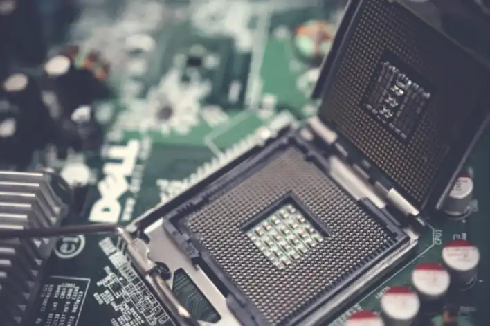 Intel'in Radikal Soket Hamlesi ve Unutulan CPU Şirketleri