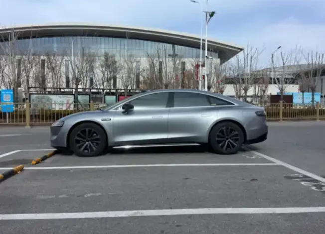 Lucid Air Sapphire: Süper Otomobilleri Geride Bırakan Lüks Sedan