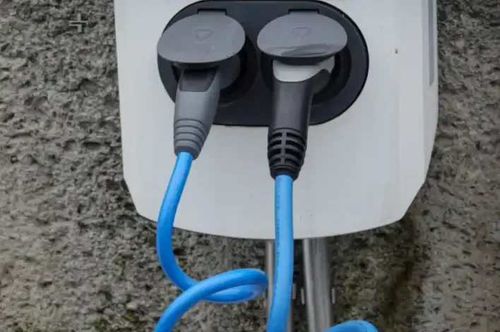 Rivian R2 Şarj Adaptörleri Neden Eriyor? Yüksek Akım Tehlikesi