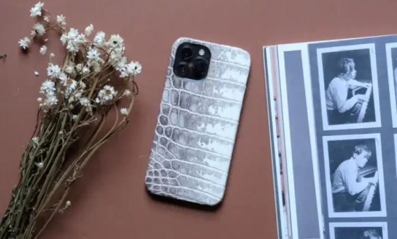 T-Rex Diş Parçasıyla Süslenmiş iPhone Kılıfı Telefona 3 Kat Zam mı?