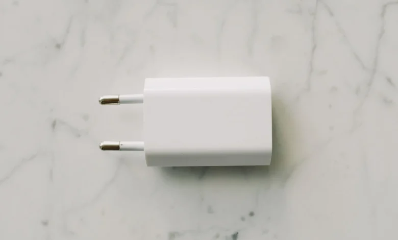 Telefon Şarj Cihazınız Prizde Boş Dururken Enerji Çalıyor mu?