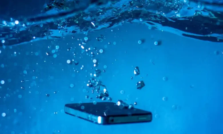 Telefonunuz Suda Ölüme mi Gidiyor? Su Geçirmez Kılıf Gerçekten Kurtarır mı?