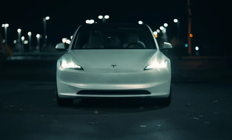 Tesla Far Parlaklığına Federal Düzeltme: Yeni Yasa Yolda