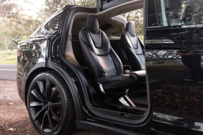 Tesla Kapı Kolu Tasarımı, Yeni Güvenlik Standartlarını Tetikliyor
