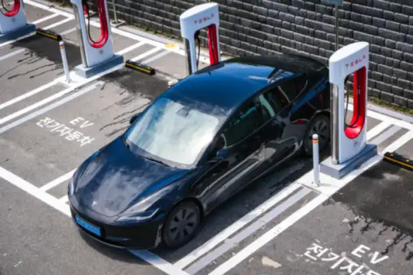 Tesla'nın Otonom Sürüş Sistemi Avrupa'da Hız Sınırı İle Karşılaştı